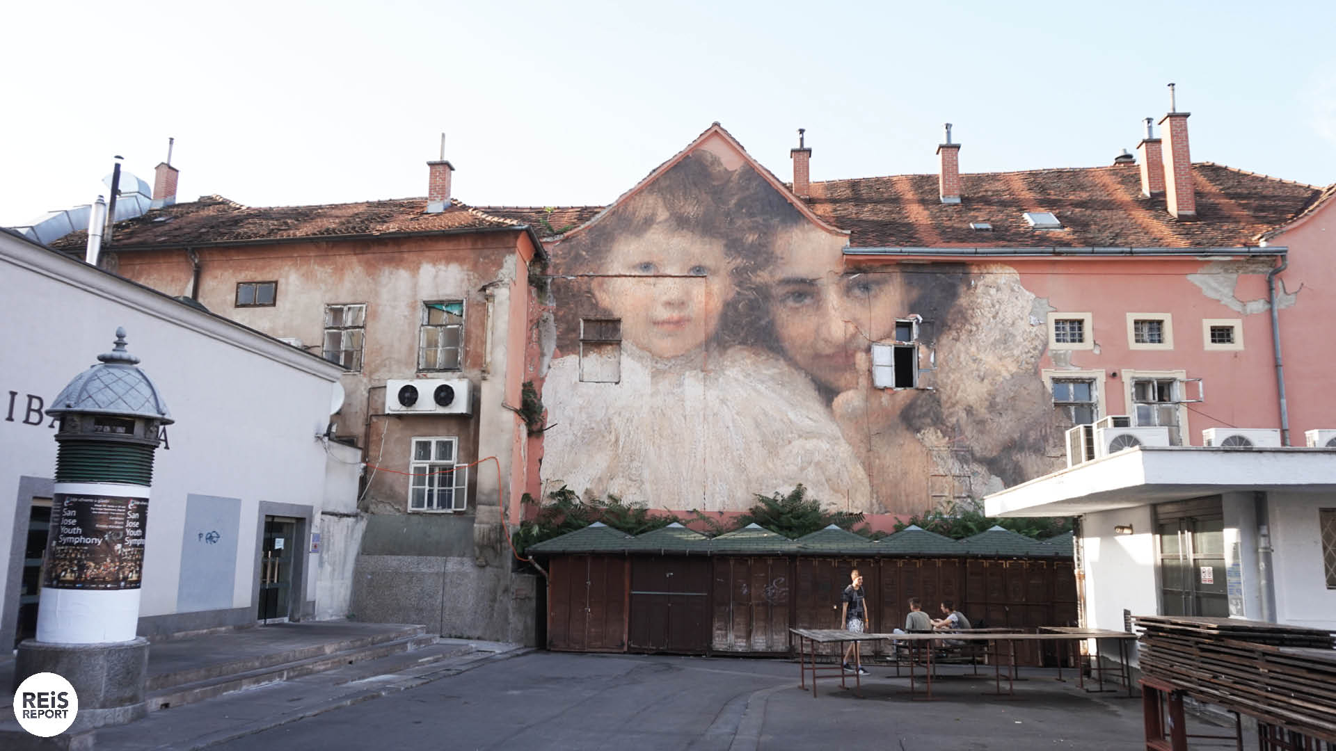two girls dolac market