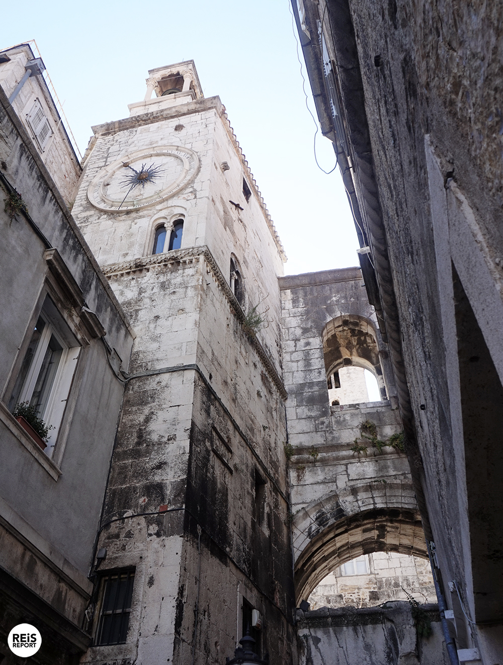 Alle Split bezienswaardigheden vind je hier op een rij.  Split is de grootste en belangrijkste stad in Dalmatië en is de tweede stad van Kroatië. Deze uitbundige stad heeft een juiste balans van traditie en moderniteit. Tientallen bars, restaurants en winkels maar ook sfeervolle oude muren, musea en mooie kerken.  Split is gelegen op een klein schiereiland in de Adriatische Zee en is een belangrijke economische en toeristische stad. In de volksmond wordt het dan ook de hoofdstad van Dalmatië genoemd. Vanuit de haven varen er dagelijks meerdere ferrys richting andere Dalmatische eilanden en Italiaanse steden. Het eilandje Brač ligt tegenover de stad en is een van onze favoriete eilanden van Kroatië.    Split bezienswaardigheden op een rij  Het paleis van Diocletianus  Stap binnen in het hart van Split, dat wordt gevormd door het paleis van Diocletianus. Het is een van ‘s werelds meest indrukwekkende Romeinse monumenten. De Romeinse keizer Diocletianus gaf rond het jaar 300 de opdracht voor de bouw van dit paleis. Dit wordt dan ook beschouwd als het begin van het bestaan van de stad Split.  Tot de dag van vandaag wordt het centrum van Split gevormd door dit oude paleis. Binnen het paleis van Diocletianus vind je winkels, cafés en kerken. In 1979 werd het paleis van Diocletianus op de UNESCO Werelderfgoedlijst geplaatst en daarmee uiteraard staat dus een groot deel van het centrum van Split op deze lijst.    De kathedraal van Sint-Domnius  In het paleis van Diocletianus bevindt zich ook de bijzondere achthoekige kathedraal, welke is gewijd aan de heilige Sint-Domnius. Sint-Domnius was in de derde eeuw de bisschop van Salona (vroeger de hoofdstad van de Romeinse provincie Dalmatia) en de beschermheilige van Split.    De klokkentoren kenmerkt het stadsgezicht van Split. Het is mogelijk om de klokkentoren te beklimmen met een fantastisch uitzicht als beloning.    De oude stad Salona  De stad Salona werd door de Avaren in de 6e eeuw aangevallen. De inwoners vluchtten weg uit Salona en vestigden zich in het paleis van Diocletianus, het centrum van Split. Salona werd vervolgens een vervallen stad. De ruïnes van de oude stad Salona zijn gelegen aan de voet van de berg, ten noordoosten van Split. Deze ruïnes zijn een van de meest belangrijke archeologische vondsten in Kroatië.    Het gebied is enorm groot en start meteen bij de parkeerplaats. Tussen de parkeerplaats en het kleine museum vind je een begraafplaats en omvat overblijfselen van een vroegere basiliek. Vanuit het museum loop je verder en kom je langs enorm veel overblijfselen. De stadsmuur, een kathedraal, openbare baden, de stadspoort en een overdekt aquaduct. Het is er allemaal nog terug te vinden. Ook zijn er overblijfselen te zien van het enorme amfitheater. Daar was destijds plek voor 18.000 toeschouwers, wat een idee geeft van de grootte en het belang van deze stad.   Veel van de oude schatten van Salona vind je terug in het Archeologisch Museum in Split.  Klis fort  Dit imposante fort bereikt 385 meter op zijn hoogste punt. De lange en smalle vorm (304 meter bij 53 meter) vloeit voort uit voortdurende uitbreidingen in de loop van jaren. Binnen kun je over de vestingwerken lopen en het kleine museum bezoeken. In dit museum vind je zwaarden, kostuums en gedetailleerde informatie over het brute verleden van dit fort. Dit fort is tevens ook het decor geweest van Game of Thrones in seizoen 4. Het fort ligt zo’n 12 kilometer ten noordoosten van het stadscentrum.    Stranden in Split  Wij bezochten twee prima stranden van Split. Allereerst het Kašuni strand, gelegen aan de zuidkant van de Marjan berg. Het is er niet super druk, heeft prachtig blauw water en een luxe strandtent. Wat ons betreft een aanrader.    Een ander populair strand ligt op 10 minuten lopen van het centrum. Het Bačvice strand is het bekendste strand en is dan ook erg druk. Wel is hier genoeg te beleven, je hebt veel activiteiten voor kinderen en (voor de ouderen) veel bars. ‘s Avonds is het hier dan ook erg levendig.    In de buurt van Split: bezoek zeker ook het mooie stadje Trogir en neem een duik in het Nationaal Park Krka.