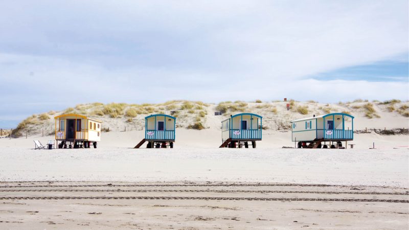 pipowagen op strand nederland huisje