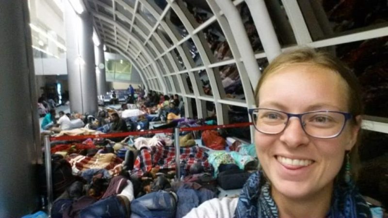 slapen op het vliegveld met honderden mensen